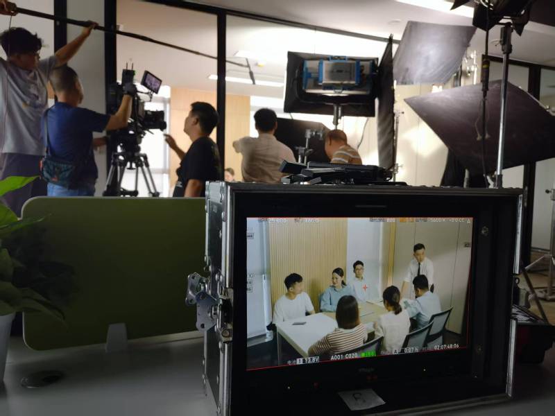 青铜峡市TVC拍摄公司：科技产品视觉化大师，诠释未来感与功能美学